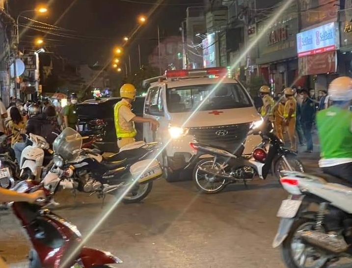 Xe 7 chỗ ôm cua lùa 10 xe máy, 4 người bị thương nặng -2