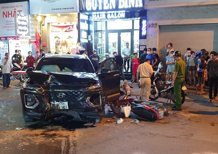 Xe 7 chỗ ôm cua lùa 10 xe máy, 4 người bị thương nặng -2