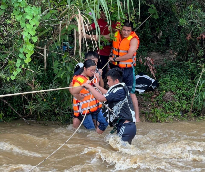 Đà Nẵng: Cảnh sát PCCC&CHCN giăng dây cứu hộ nhóm du khách phụ nữ và trẻ em bị mắc kẹt bên bờ suối -0