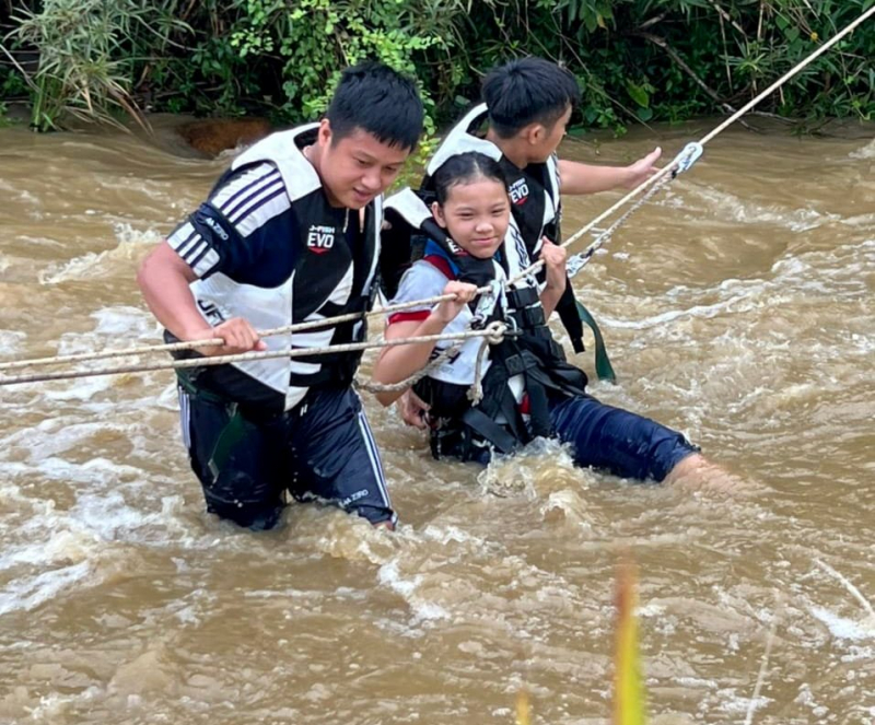 Đà Nẵng: Cảnh sát PCCC&CHCN giăng dây cứu hộ nhóm du khách phụ nữ và trẻ em bị mắc kẹt bên bờ suối -1