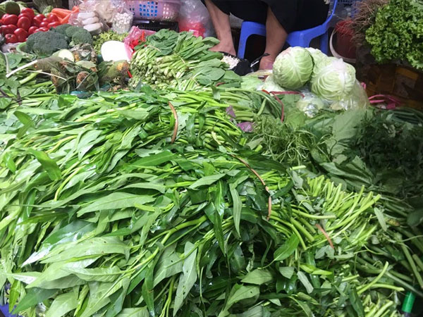 Trời mưa giá rau ở Hà Nội 'tăng phi mã', rau muống 24 nghìn/mớ