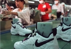 Vì sao Việt Nam vượt Trung Quốc trở thành nơi sản xuất giày Nike lớn nhất?