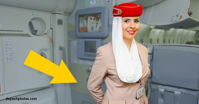 Vì sao tiếp viên hàng không thường khoanh tay sau lưng khi chào khách?