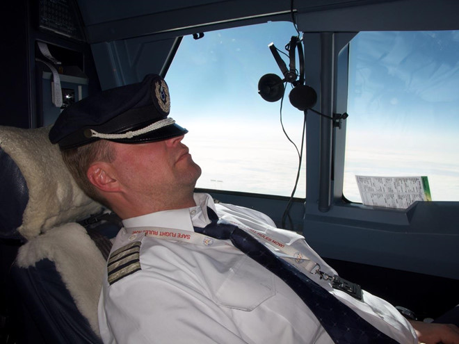 Phi công có được phép ngủ khi máy bay đang ở trên trời? Nếu có thì chỗ nghỉ của họ ở đâu?
