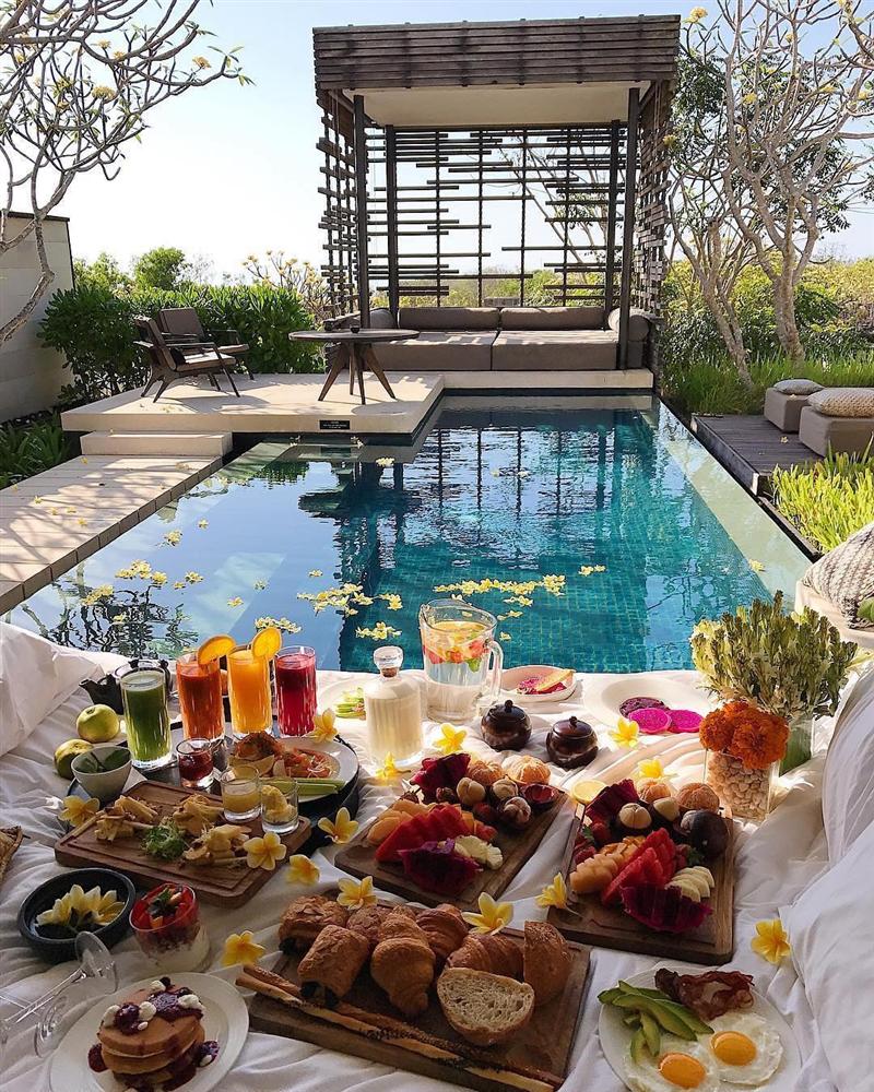 Vì sao khách sạn thường phục vụ bữa sáng miễn phí? - 1