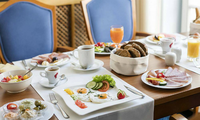 Vì sao khách sạn thường phục vụ bữa sáng miễn phí?