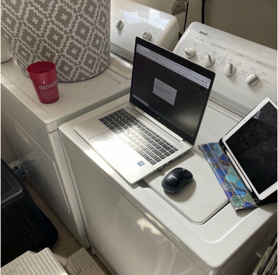 Không thể đến cơ quan vì Covid-19, dân tình thi nhau khoe 1001 góc làm việc tại nhà cực sáng tạo nhưng không kém phần hài hước - 19