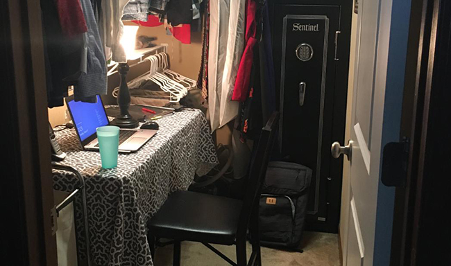 Không thể đến cơ quan vì Covid-19, dân tình thi nhau khoe 1001 góc làm việc tại nhà cực sáng tạo nhưng không kém phần hài hước - 15