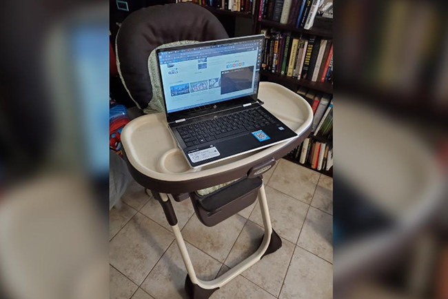 Không thể đến cơ quan vì Covid-19, dân tình thi nhau khoe 1001 góc làm việc tại nhà cực sáng tạo nhưng không kém phần hài hước - 14