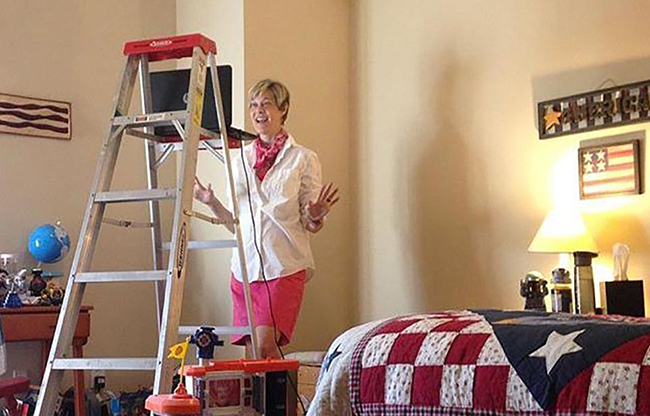 Không thể đến cơ quan vì Covid-19, dân tình thi nhau khoe 1001 góc làm việc tại nhà cực sáng tạo nhưng không kém phần hài hước - 16