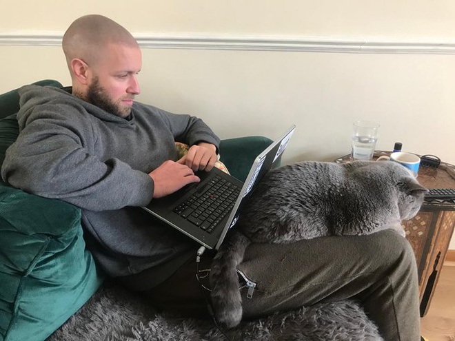 Không thể đến cơ quan vì Covid-19, dân tình thi nhau khoe 1001 góc làm việc tại nhà cực sáng tạo nhưng không kém phần hài hước - 7