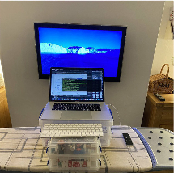 Không thể đến cơ quan vì Covid-19, dân tình thi nhau khoe 1001 góc làm việc tại nhà cực sáng tạo nhưng không kém phần hài hước - 25