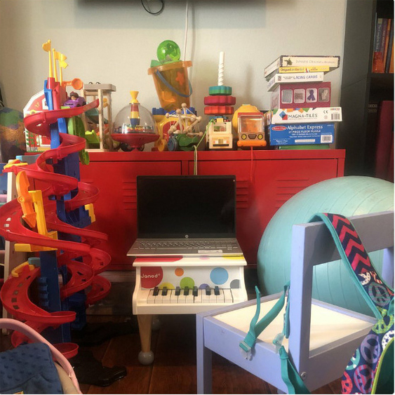 Không thể đến cơ quan vì Covid-19, dân tình thi nhau khoe 1001 góc làm việc tại nhà cực sáng tạo nhưng không kém phần hài hước - 23