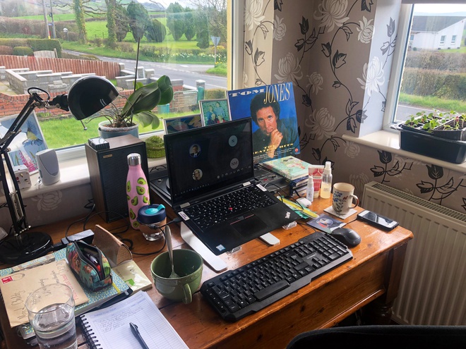 Không thể đến cơ quan vì Covid-19, dân tình thi nhau khoe 1001 góc làm việc tại nhà cực sáng tạo nhưng không kém phần hài hước