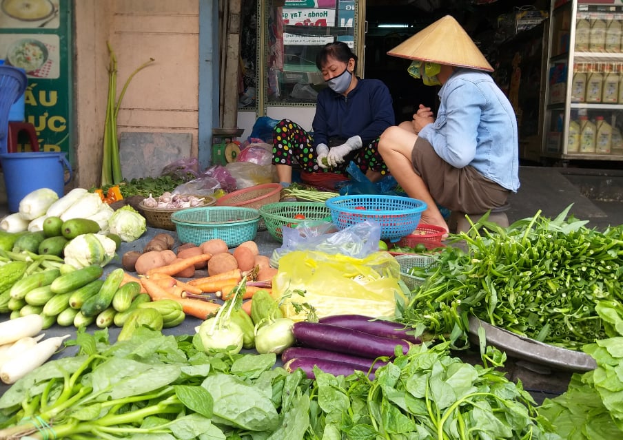 Trời mưa giá rau ở Hà Nội 'tăng phi mã', rau muống 24 ngàn/mớ