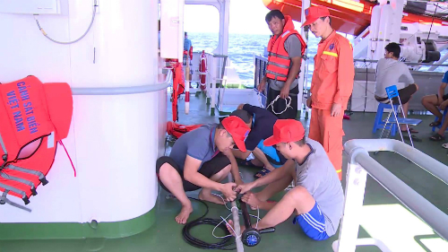 Đang vớt máy bay CASA, tìm thấy ghế nghi của máy bay CASA 8983 - ảnh 4