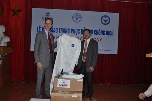 Hoa Kỳ tặng trang phục bảo hộ giúp ngăn chặn dịch bệnh bùng phát - ảnh 1