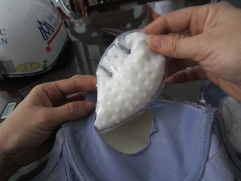 Siêu thị lớn cũng bị tố bán áo ngực chứa chất lạ, hột sắt - ảnh 1