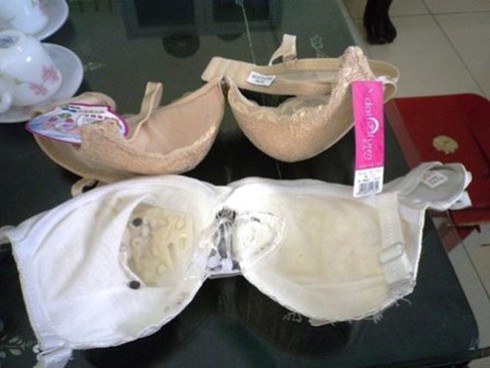 Tiếp tục tạm giữ hàng trăm áo nịt ngực chứa chất lạ - ảnh 1