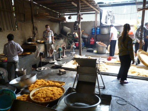 Bắt giữ một “ổ” chà bông mốc trắng, xanh đen - ảnh 1