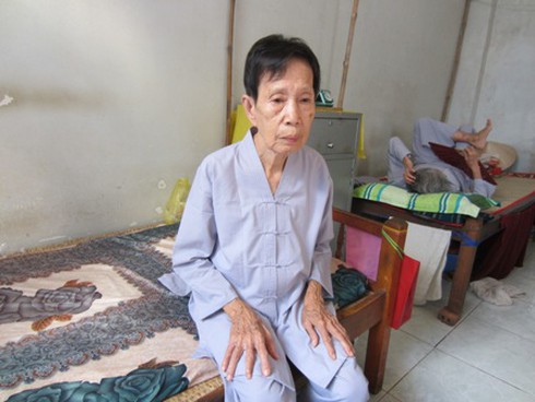 Mùa Vu Lan: Những cụ già cài hoa hồng trắng - ảnh 1
