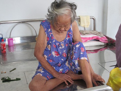 Mùa Vu Lan: Những cụ già cài hoa hồng trắng - ảnh 3