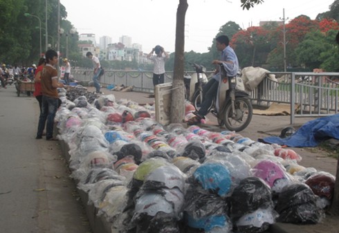 Rút quy định xử phạt người đội mũ dỏm là sai lầm! - ảnh 1