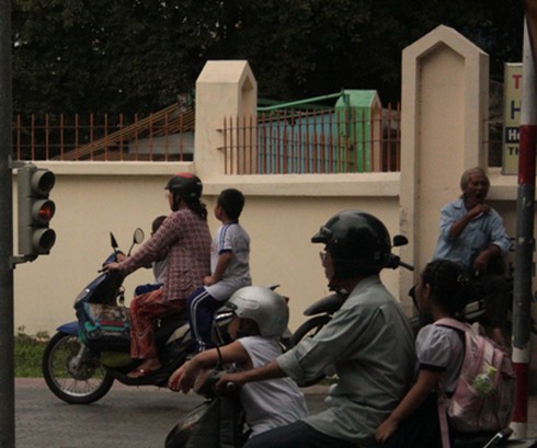 Nhiều trẻ em không đội mũ bảo hiểm ngày khai giảng - ảnh 3