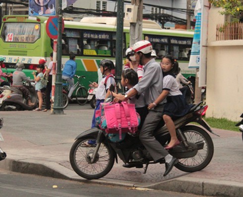 Nhiều trẻ em không đội mũ bảo hiểm ngày khai giảng - ảnh 4