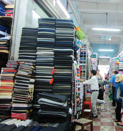 TP.HCM: Tiểu thương tiếp tay cho