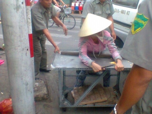 Có thật dân phòng lại đánh người chảy máu? - ảnh 1