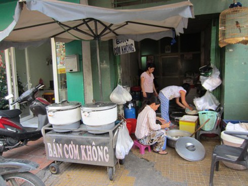 Nghẹn ở 'phố cơm trắng' Sài Thành - ảnh 2