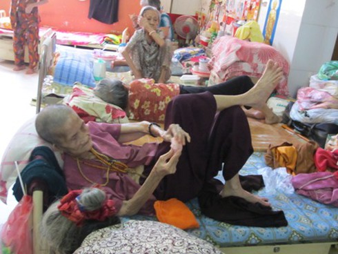 Nước mắt người già phải dưỡng lão ở chùa - ảnh 3