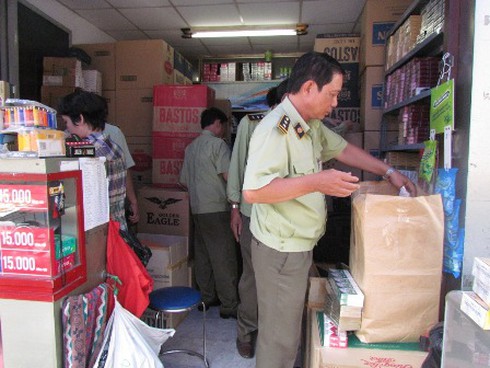 Ném thuốc lá lậu ra đường vì bị kiểm tra đột xuất - ảnh 1