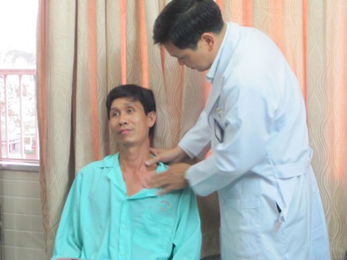 Cổ sưng to như quả bóng sau khi nhổ răng sâu - ảnh 1