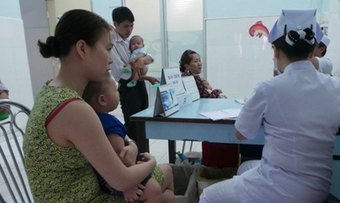 Sợ con tử vong, phụ huynh đổ xô cho con tiêm sởi dịch vụ - ảnh 1