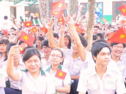 Lộ trình giải thể trường THPT Lý Tự Trọng:Học sinh khẩn cầu cứu trường - ảnh 1