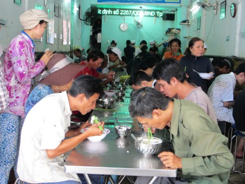 Chuyện lạ giữa Sài Gòn: Suất cơm bằng cốc trà đá, no, sạch, ngon - ảnh 1