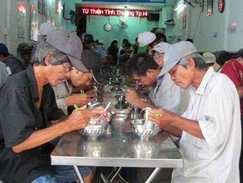 Chuyện lạ giữa Sài Gòn: Suất cơm bằng cốc trà đá, no, sạch, ngon - ảnh 3