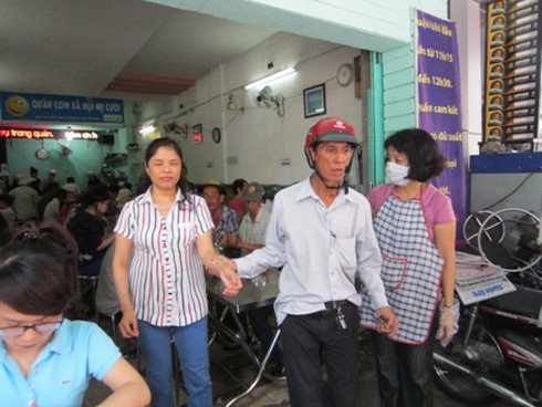 Chuyện lạ giữa Sài Gòn: Suất cơm bằng cốc trà đá, no, sạch, ngon - ảnh 4