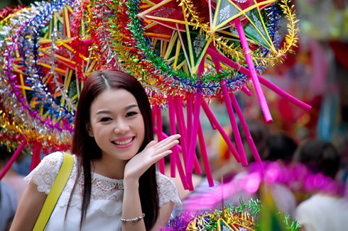 Rực rỡ sắc màu Trung thu trên phố Hà Nội - ảnh 1