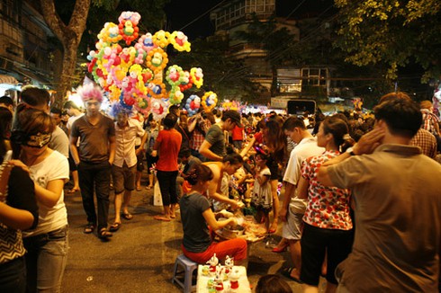 Rực rỡ sắc màu Trung thu trên phố Hà Nội - ảnh 7