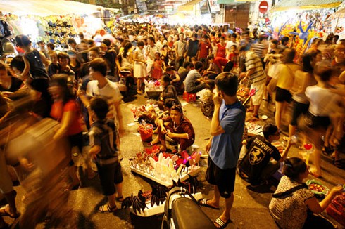 Rực rỡ sắc màu Trung thu trên phố Hà Nội - ảnh 9