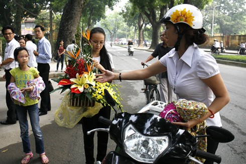 Dòng người nghẹn ngào trước lễ viếng Đại tướng Võ Nguyên Giáp ở Hoàng Diệu - ảnh 4