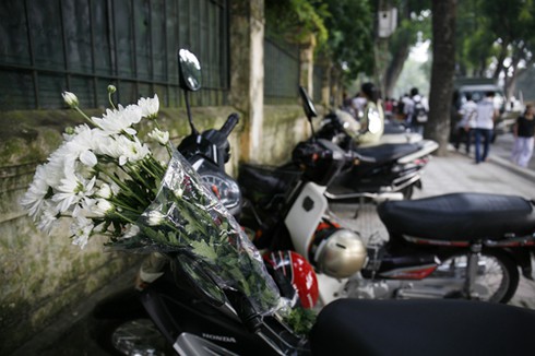 Dòng người nghẹn ngào trước lễ viếng Đại tướng Võ Nguyên Giáp ở Hoàng Diệu - ảnh 5