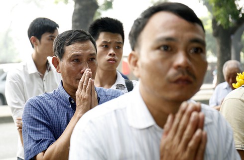 Dòng người nghẹn ngào trước lễ viếng Đại tướng Võ Nguyên Giáp ở Hoàng Diệu - ảnh 7