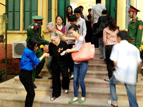 Dòng người nghẹn ngào trước lễ viếng Đại tướng Võ Nguyên Giáp ở Hoàng Diệu - ảnh 8
