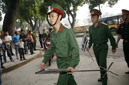Dòng người nghẹn ngào trước lễ viếng Đại tướng Võ Nguyên Giáp ở Hoàng Diệu - ảnh 10