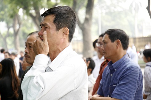 Dòng người nghẹn ngào trước lễ viếng Đại tướng Võ Nguyên Giáp ở Hoàng Diệu - ảnh 1