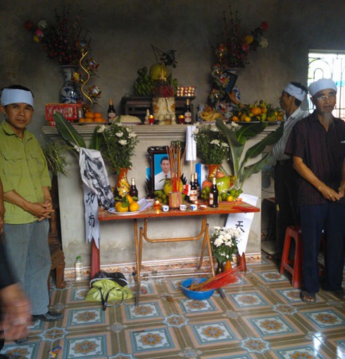 Về làng Áng, nơi kẻ đầu bạc liên tiếp tiễn kẻ đầu xanh - ảnh 1